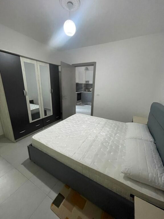 Affittasi 2+1+2 e parcheggio per 55.000 lek