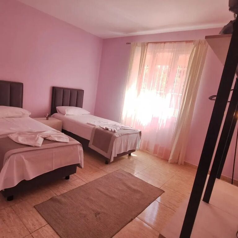 JEPET ME QERA KATI I PARE I NJE SHTEPIE PRIVATE - TEK HOTEL MONDIAL , 21- DHJETORI, TIRANE