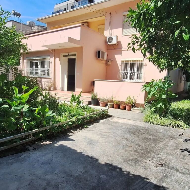JEPET ME QERA KATI I PARE I NJE SHTEPIE PRIVATE - TEK HOTEL MONDIAL , 21- DHJETORI, TIRANE