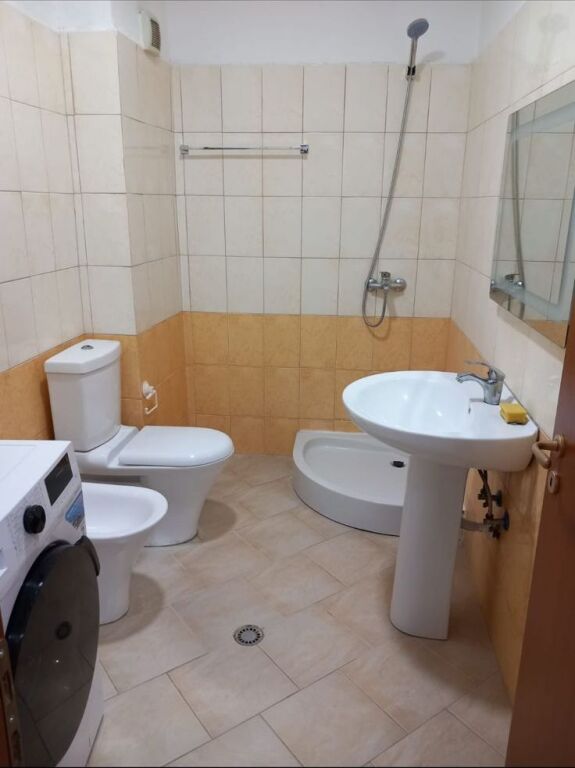 🏡 Apartament 1+1 me Qira – Pallatet Çabej, Yzberisht