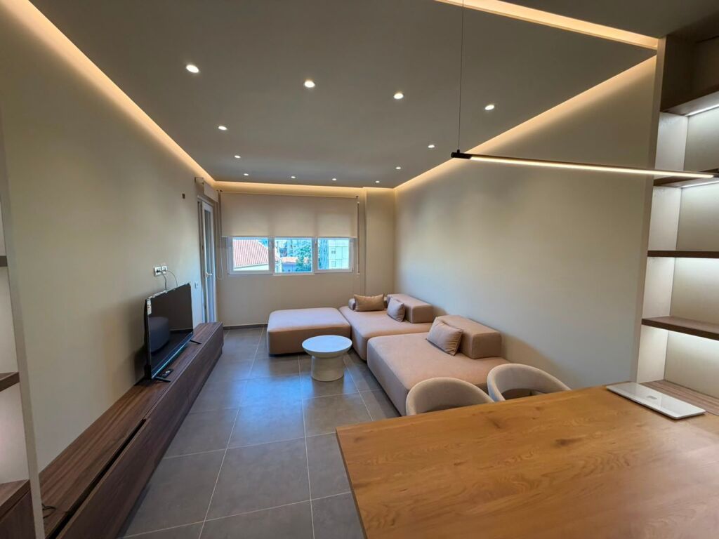 We rent a 2+1+2 apartment together with a parking space at Pazari i ri!
