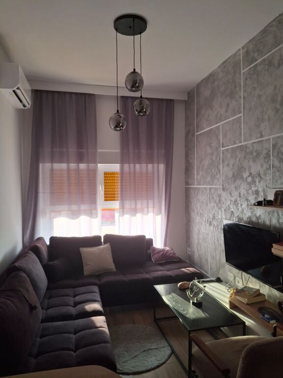 Jepet me qera apartament 1+1 tek Mangalem 21 ne Ali Dem