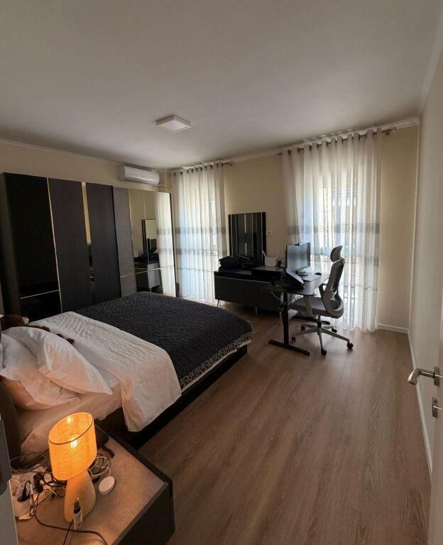 Mine Peza - Jepet 2+1+ Verande Luxury Prane Prokurorise Pallat i 2024 Kati i 4 Apartamenti eshte i investuar ne detaj per banim me kushtet me te mira te jeteses Pallati eshte ndertim i 2024 Jepet per periudhe afatgjate CMIMI NE LEKE