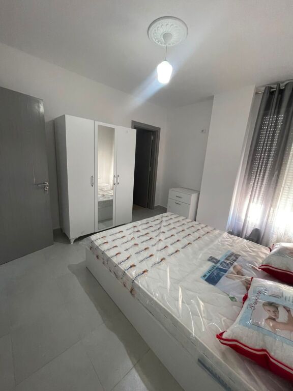 Affittasi 2+1+2 e parcheggio per 55.000 lekë
