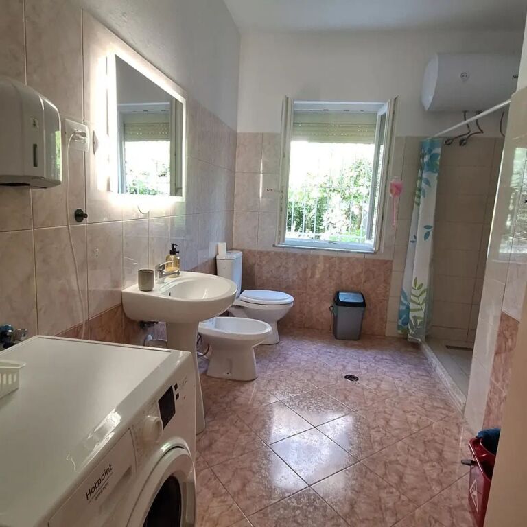 JEPET ME QERA KATI I PARE I NJE SHTEPIE PRIVATE - TEK HOTEL MONDIAL , 21- DHJETORI, TIRANE