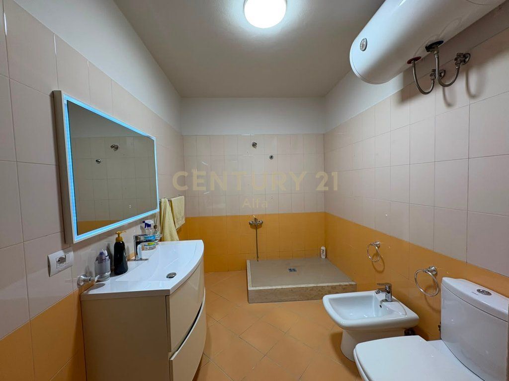 Jepet me qera apartament 2+1+depo me verandë, i përshtatshëm për zyrë, në Rrugën Dritan Hoxha!