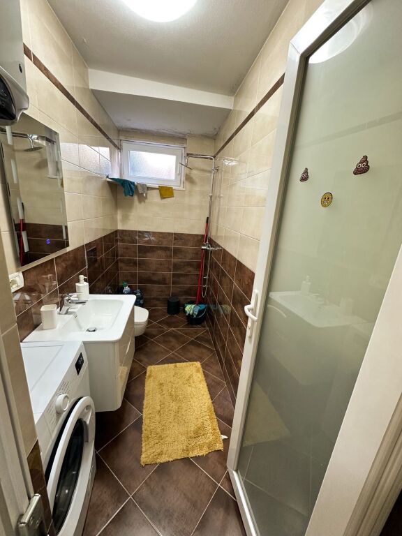 Bllok - Affittasi Moderno 2+1 Vicino al Ristorante Mystic L'appartamento si trova al 2° piano di un edificio esistente. È organizzato in 2 camere da letto, un ampio soggiorno luminoso e una cucina separata appena rinnovata. L'appartamento è completamente ristrutturato da zero ed è perfetto per una residenza familiare tranquilla in una posizione fantastica