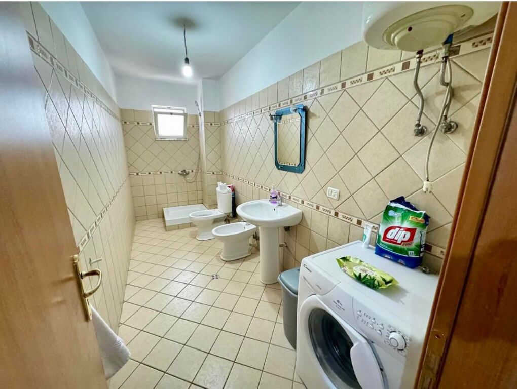 🏡 Jepet me qera apartament 2+1  📍Kthesa e Kamzës, Kompleksi Malajzan 💰Çmimi: 500€ / Muaj