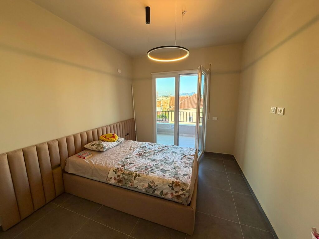 We rent a 2+1+2 apartment together with a parking space at Pazari i ri!