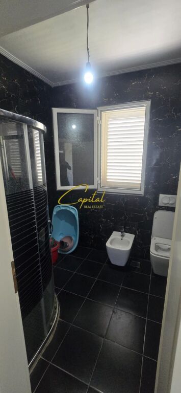VILE PRIVATE ME QIRA 180 M2 BALDUSHK 1.500 EURO