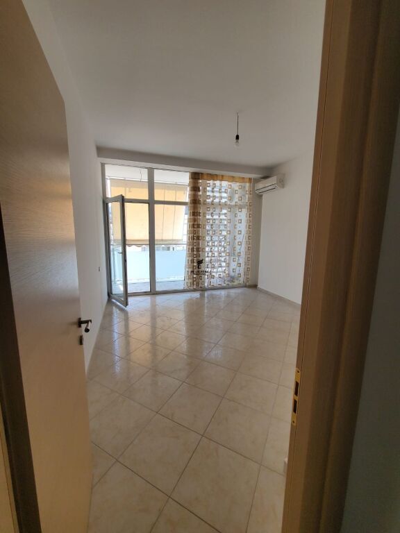 ZYRE ME QERA 110 M2 KOMUNA E PARISIT 1430 EURO FH-81361