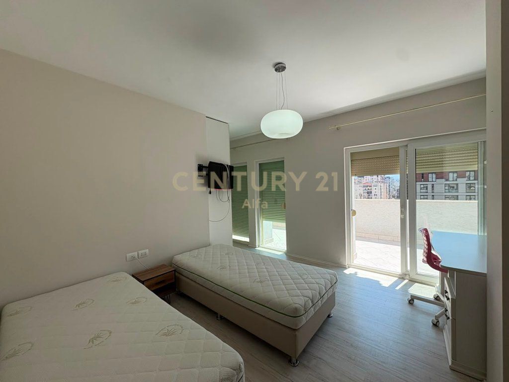 Jepet me qera apartament 2+1+depo me verandë, i përshtatshëm për zyrë, në Rrugën Dritan Hoxha!