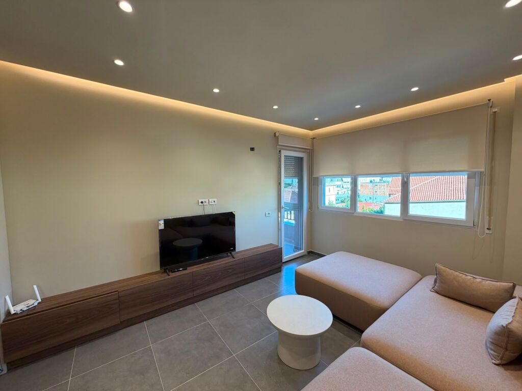 We rent a 2+1+2 apartment together with a parking space at Pazari i ri!