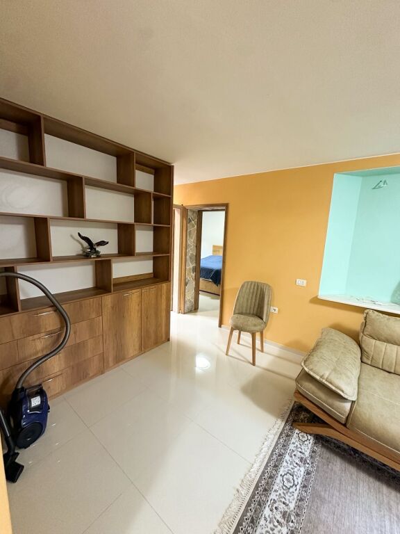 Bllok - Affittasi Moderno 2+1 Vicino al Ristorante Mystic L'appartamento si trova al 2° piano di un edificio esistente. È organizzato in 2 camere da letto, un ampio soggiorno luminoso e una cucina separata appena rinnovata. L'appartamento è completamente ristrutturato da zero ed è perfetto per una residenza familiare tranquilla in una posizione fantastica