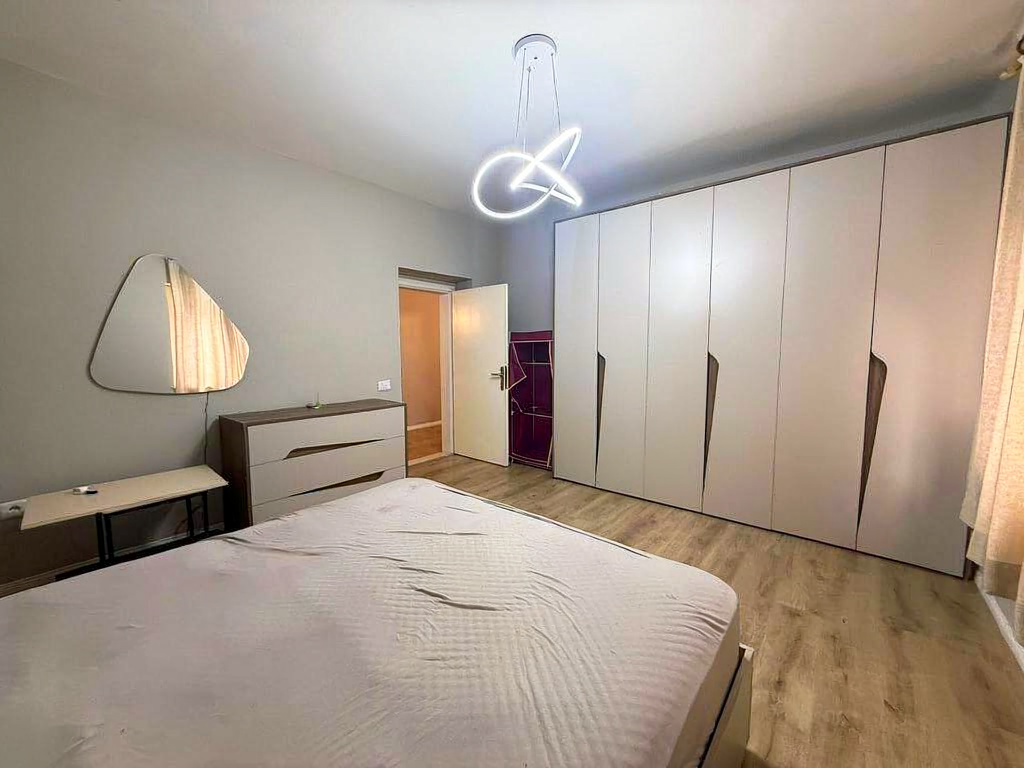 Apartament 1+1 + Post Parkimi me qira tek Medreseja