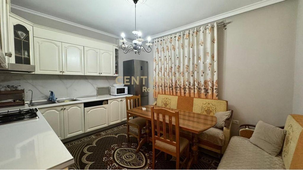 VILE NE SHITJE NE ZONEN E SHKOZES, PRANE UNAZES SE MADHE 370,000 €