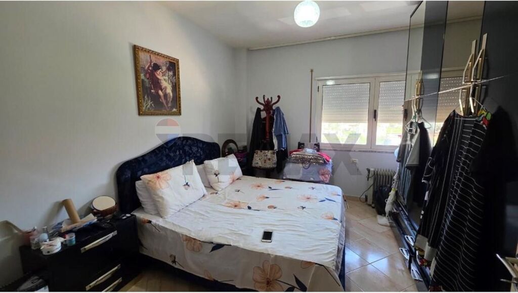Apartament 2+1+2 për Shitje në Fresk  Shitet apartament 2+1+2 me verandë të bollshme, i organizuar në mënyrë funksionale dhe me ambiente komode për jetesë familjare. Prona ndodhet në zonën e Freskut, një ndër zonat më të preferuara dhe të qeta për banim në Tiranë.  Sipërfaqe totale: 105 m² Verandë e shfrytëzueshme: 15 m² Kati: 1  Organizimi i apartamentit: Sallon + kuzhinë 2 dhoma gjumi 2 tualete Verandë e madhe dhe funksionale  Apartamenti shitet i mobiluar mirë dhe është gati për banim. Ambientet ofrojnë ndriçim natyral gjatë gjithë ditës dhe organizim praktik për një jetesë sa më komode.  Zona ofron akses të lehtë me rrugët kryesore të qytetit dhe ndodhet pranë faciliteteve të nevojshme si markete, shkolla, transport publik dhe shërbime të ndryshme.  Për më shumë informacion ose për të organizuar një vizitë në pronë, na kontaktoni.