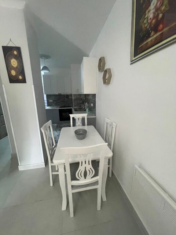 Affittasi 2+1+2 e parcheggio per 55.000 lek