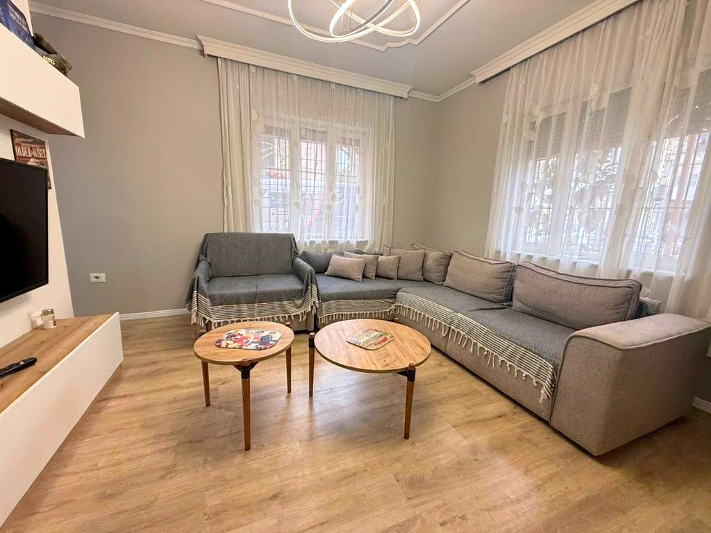 Apartament 1+1 + Post Parkimi me qira tek Medreseja
