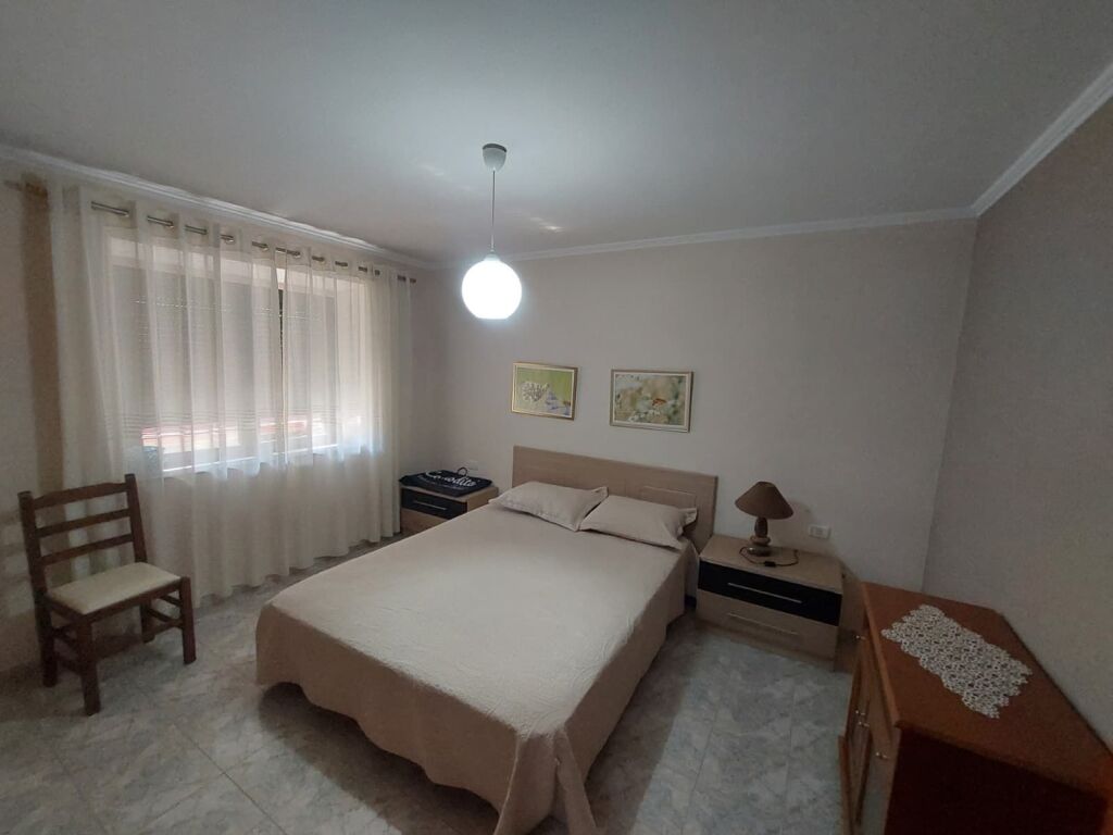 🏡 IN AFFITTO: Appartamento 1+1 con Cucina Separata 📍 Via Elbasani / Ex Zona 7 Xhuxhat ✨ 65 m² (3° Piano, Senza Ascensore) – 50.000 ALL/Mese 🔥💥