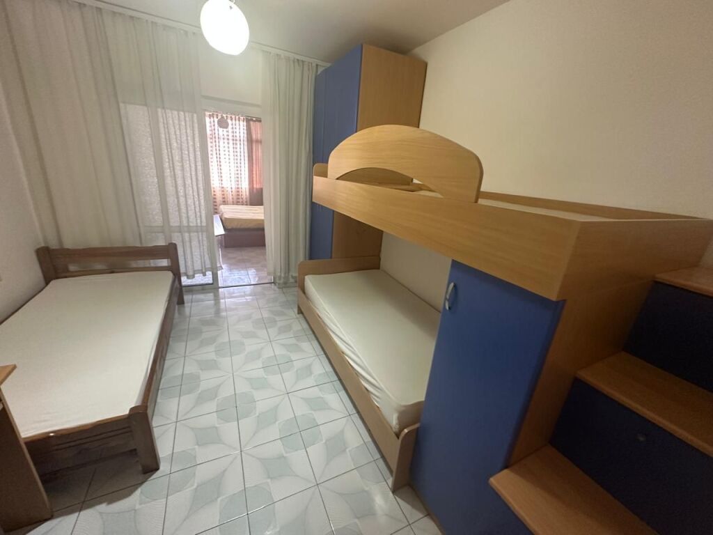 🏢Via delle Barricate affittasi appartamento 2+1, arredato, 60.000 Leke
