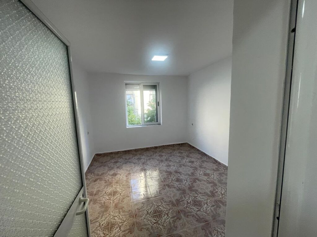 JEPET APARTAMENT ME QERA 2+1, RRUGA FERIT XHAJKO