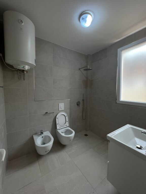 Apartament 1+1 me qira – pranë Shkollës së Bashkuar !