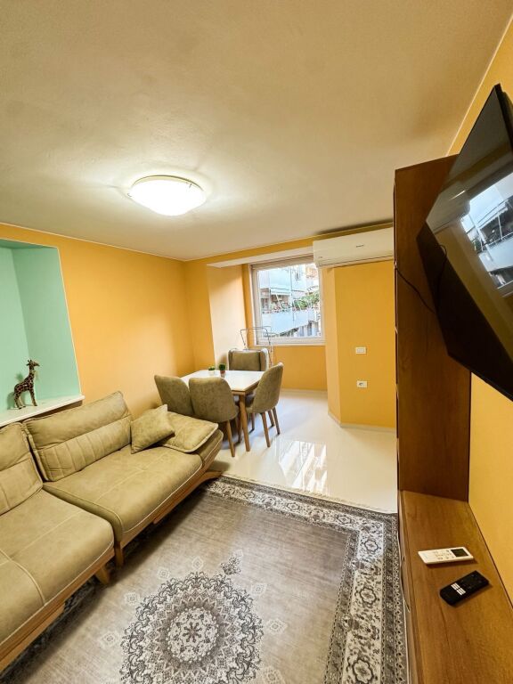 Bllok - Affittasi Moderno 2+1 Vicino al Ristorante Mystic L'appartamento si trova al 2° piano di un edificio esistente. È organizzato in 2 camere da letto, un ampio soggiorno luminoso e una cucina separata appena rinnovata. L'appartamento è completamente ristrutturato da zero ed è perfetto per una residenza familiare tranquilla in una posizione fantastica