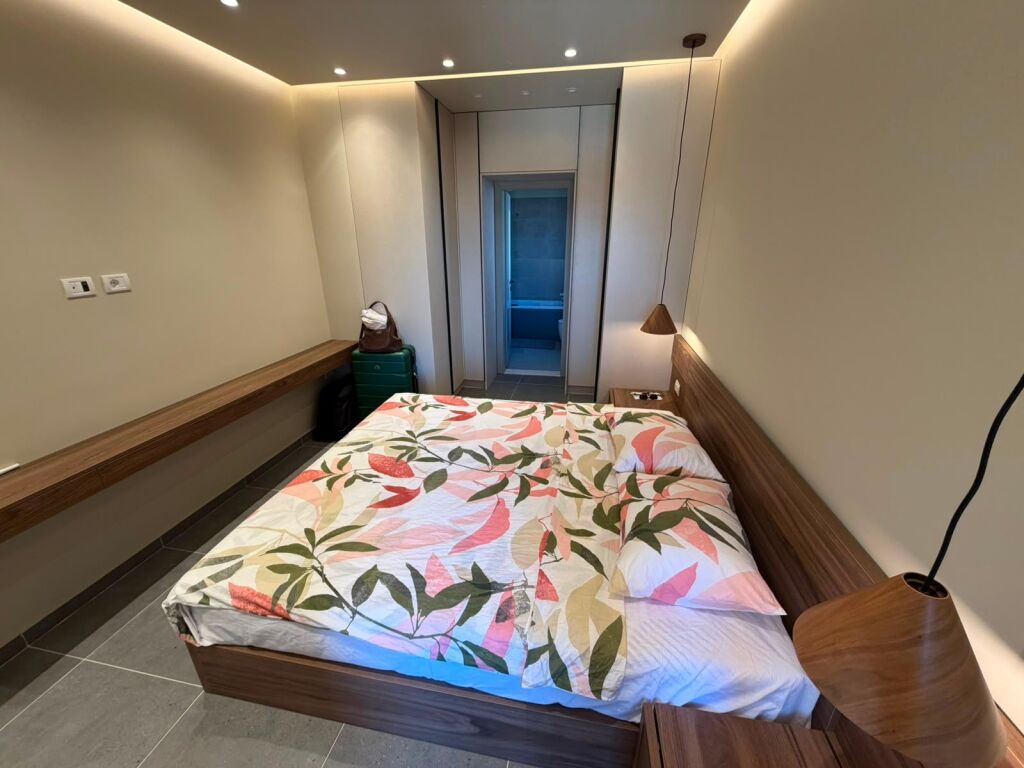We rent a 2+1+2 apartment together with a parking space at Pazari i ri!