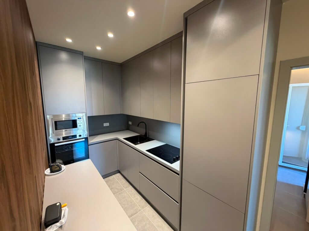 We rent a 2+1+2 apartment together with a parking space at Pazari i ri!