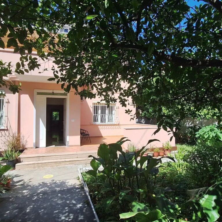 JEPET ME QERA KATI I PARE I NJE SHTEPIE PRIVATE - TEK HOTEL MONDIAL , 21- DHJETORI, TIRANE