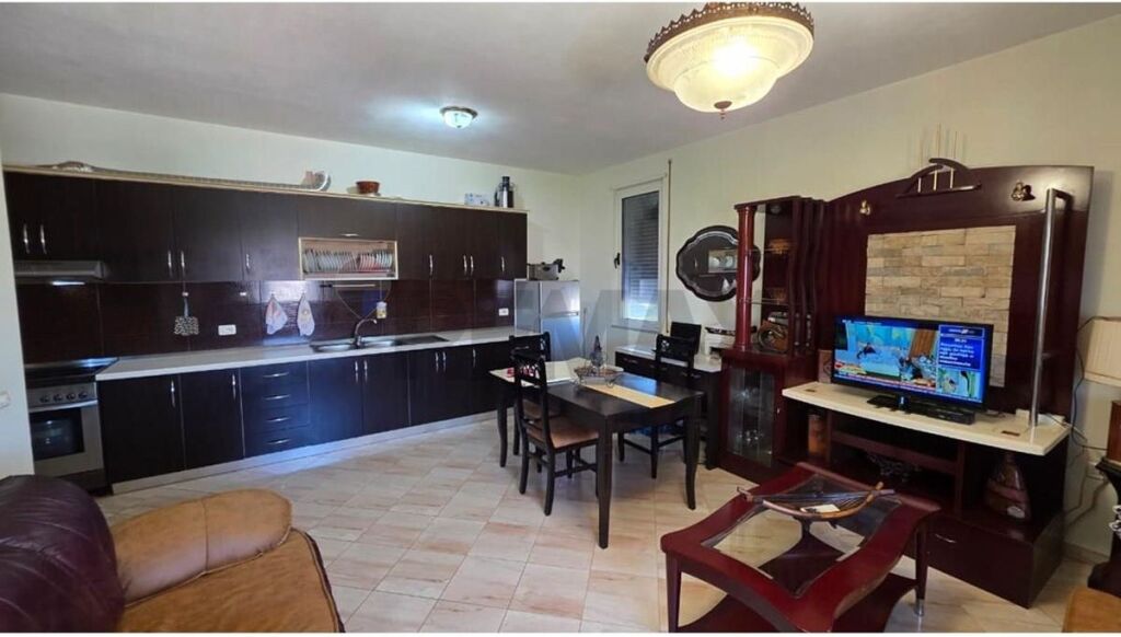 Apartament 2+1+2 për Shitje në Fresk  Shitet apartament 2+1+2 me verandë të bollshme, i organizuar në mënyrë funksionale dhe me ambiente komode për jetesë familjare. Prona ndodhet në zonën e Freskut, një ndër zonat më të preferuara dhe të qeta për banim në Tiranë.  Sipërfaqe totale: 105 m² Verandë e shfrytëzueshme: 15 m² Kati: 1  Organizimi i apartamentit: Sallon + kuzhinë 2 dhoma gjumi 2 tualete Verandë e madhe dhe funksionale  Apartamenti shitet i mobiluar mirë dhe është gati për banim. Ambientet ofrojnë ndriçim natyral gjatë gjithë ditës dhe organizim praktik për një jetesë sa më komode.  Zona ofron akses të lehtë me rrugët kryesore të qytetit dhe ndodhet pranë faciliteteve të nevojshme si markete, shkolla, transport publik dhe shërbime të ndryshme.  Për më shumë informacion ose për të organizuar një vizitë në pronë, na kontaktoni.