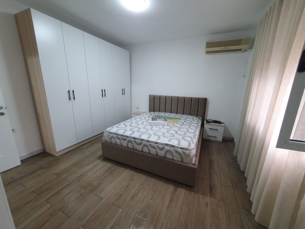 Jepet me qira Gasoniere te rruga e  Durrësit