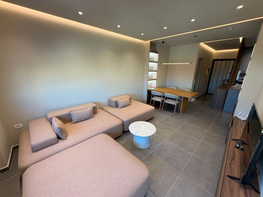 We rent a 2+1+2 apartment together with a parking space at Pazari i ri!