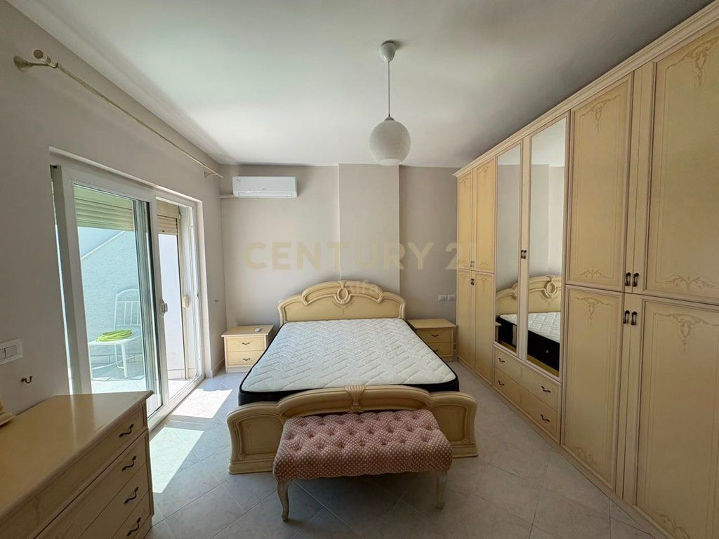 Jepet me qera apartament 2+1+depo me verandë, i përshtatshëm për zyrë, në Rrugën Dritan Hoxha!