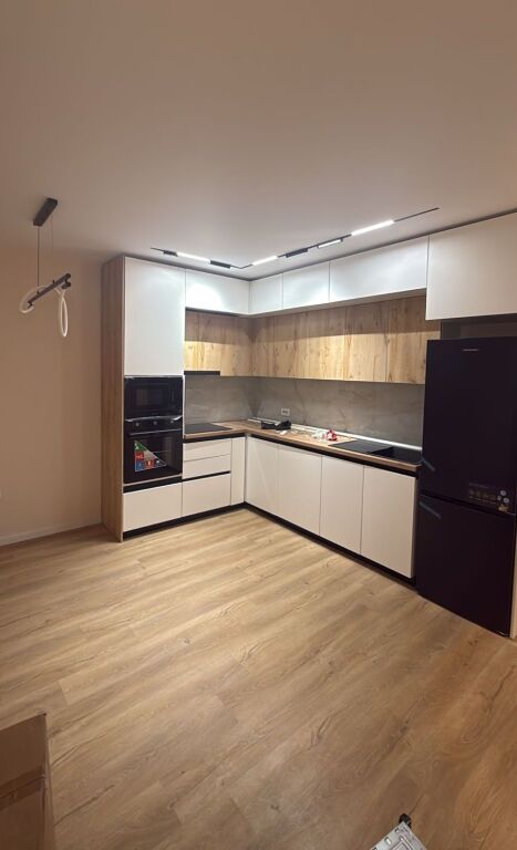 🏢 Office for Rent (85 m²): 60,000 ALL/Month || 3 Office Spaces + 1 Parking Space 📍 Former Shqiponja Square, right at the intersection (Vajza me Peja Building)