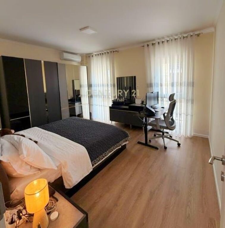 Mine Peza - Jepet 2+1+ Verande Luxury Prane Prokurorise Pallat i 2024 Kati i 4 Apartamenti eshte i investuar ne detaj per banim me kushtet me te mira te jeteses Pallati eshte ndertim i 2024 Jepet per periudhe afatgjate CMIMI NE LEKE