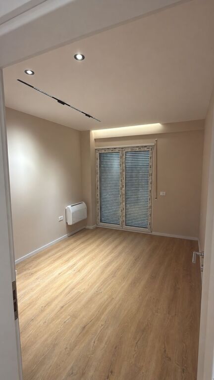 🏢 Office for Rent (85 m²): 60,000 ALL/Month || 3 Office Spaces + 1 Parking Space 📍 Former Shqiponja Square, right at the intersection (Vajza me Peja Building)