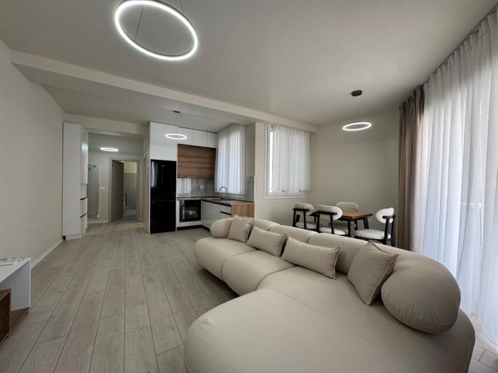 Apartament 2+1, Astir!