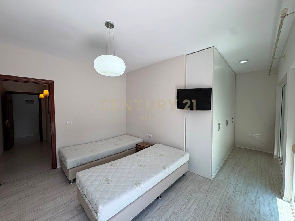 Jepet me qera apartament 2+1+depo me verandë, i përshtatshëm për zyrë, në Rrugën Dritan Hoxha!