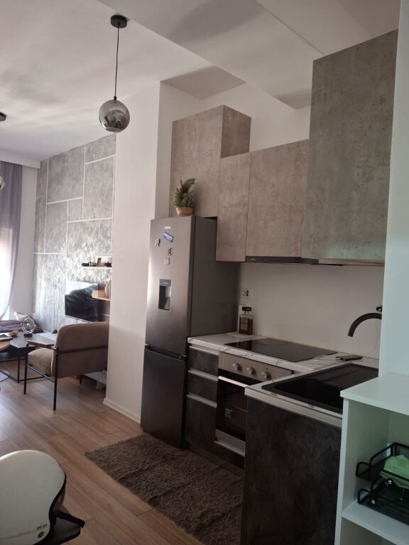 Jepet me qera apartament 1+1 tek Mangalem 21 ne Ali Dem