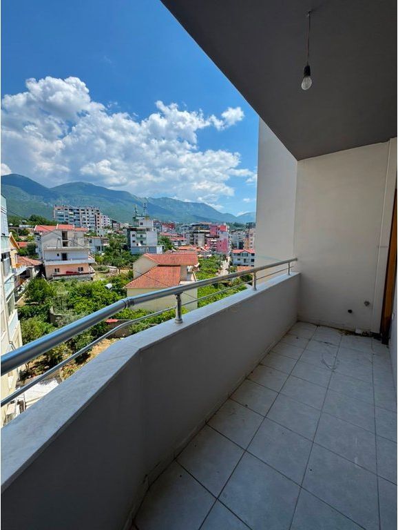 Shitet, Apartament 1+1, Rruga Shefqet Kuka, Fresk