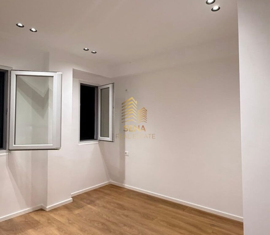 Shitet, Apartament 1+1, 21 Dhjetori, 155,000 Euro