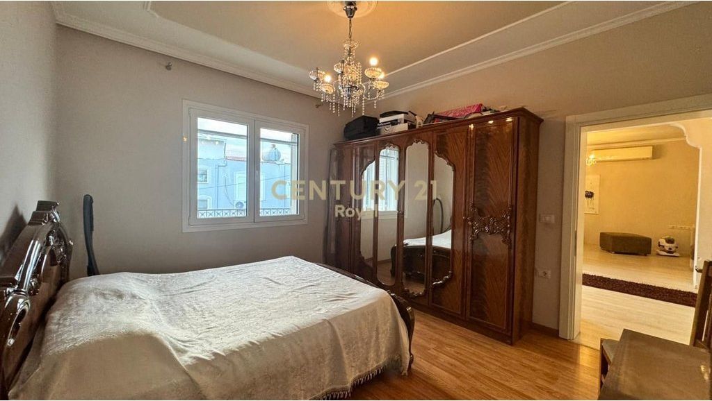 VILE NE SHITJE NE ZONEN E SHKOZES, PRANE UNAZES SE MADHE 370,000 €