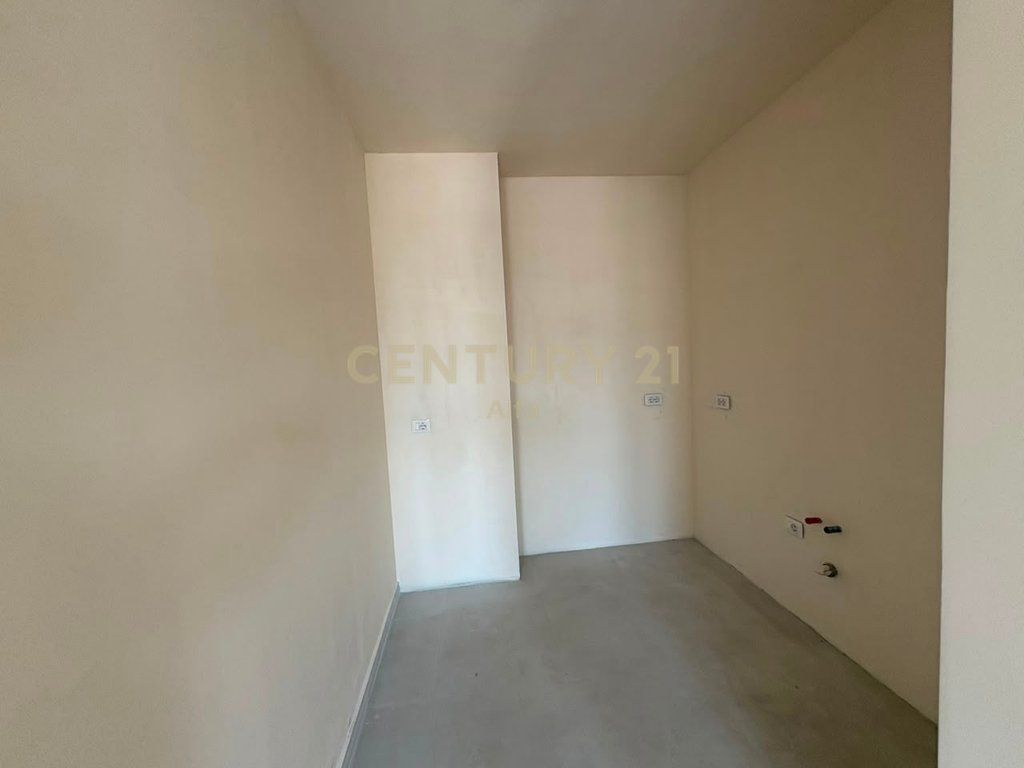 Jepet me qira apartament 1+1 me verandë për zyra në Rrugën Dritan Hoxha!
