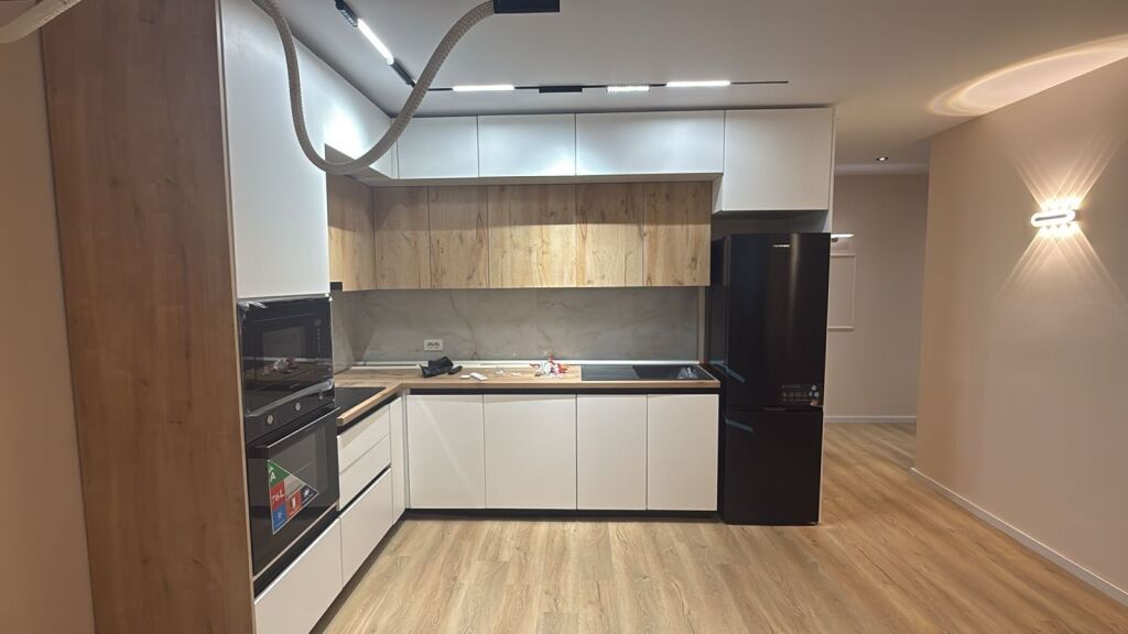 🏢 Office for Rent (85 m²): 60,000 ALL/Month || 3 Office Spaces + 1 Parking Space 📍 Former Shqiponja Square, right at the intersection (Vajza me Peja Building)
