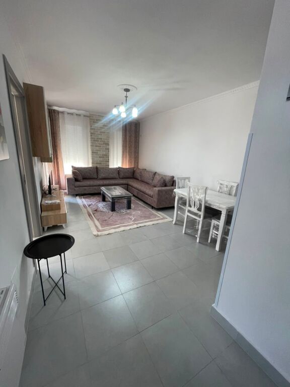 Affittasi 2+1+2 e parcheggio per 55.000 lekë