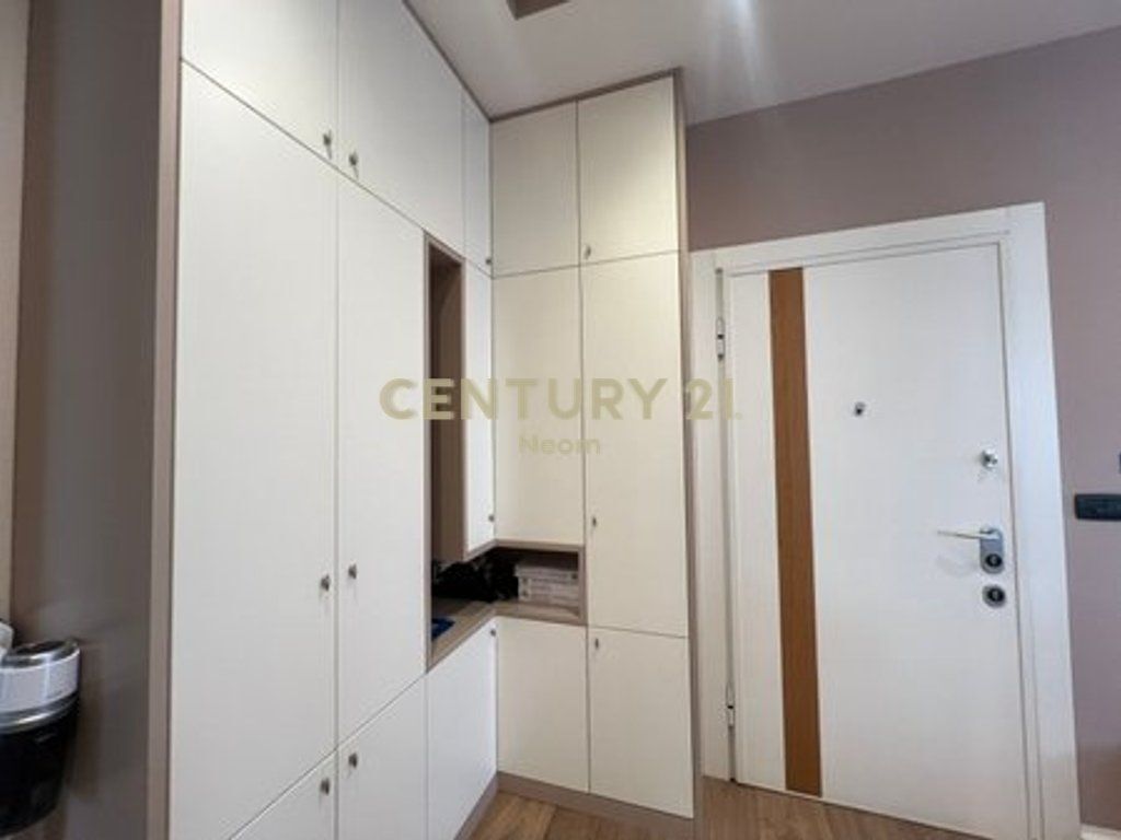 QIRA, PENTHOUSE MODERN 1+1 me POST PARKIMI, Liqenit Artificial ‼️ 1,200 € /Muaj