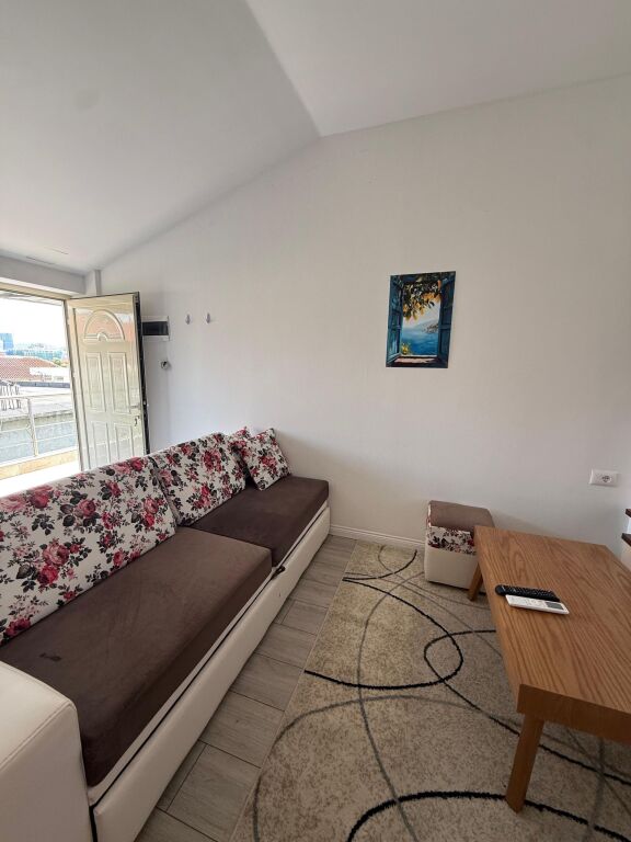 Qera | Shtëpi private 1 + 1 | Rruga 5 Maji | 350 €/muaj