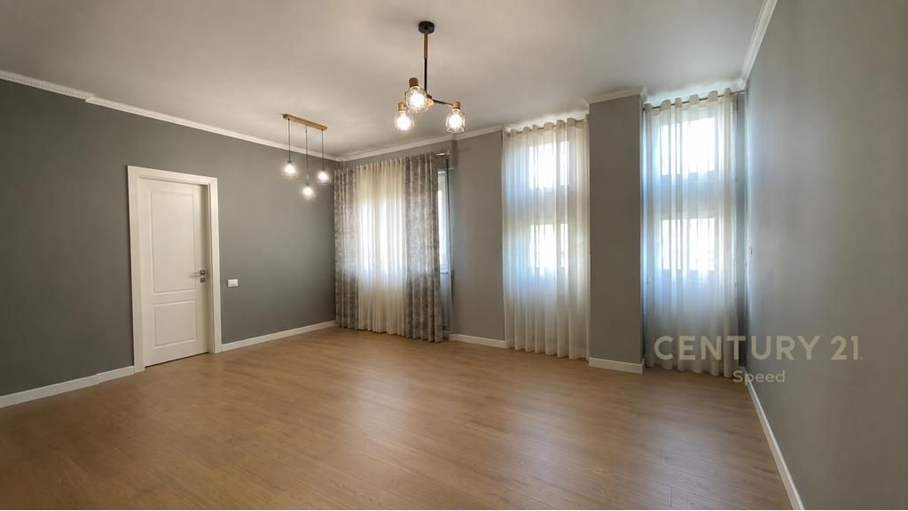 Japim Me Qira Ambjent Zyrash Tek Komuna Parisit 950 € /Muaj